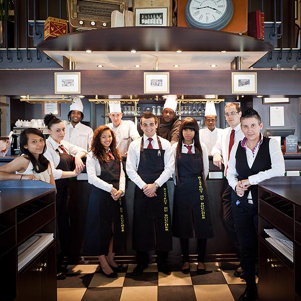 Photographie de l'équipe d'un restaurant courte paille