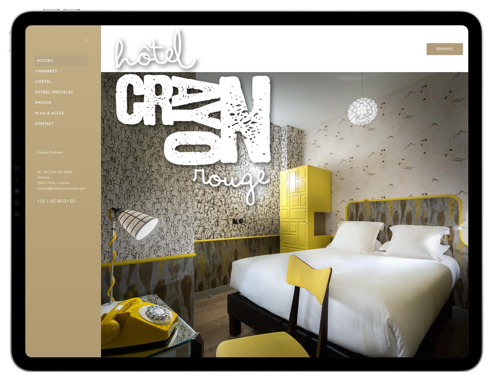 Photographie d'une tablette affichant la page du site internet de l'hôtel
