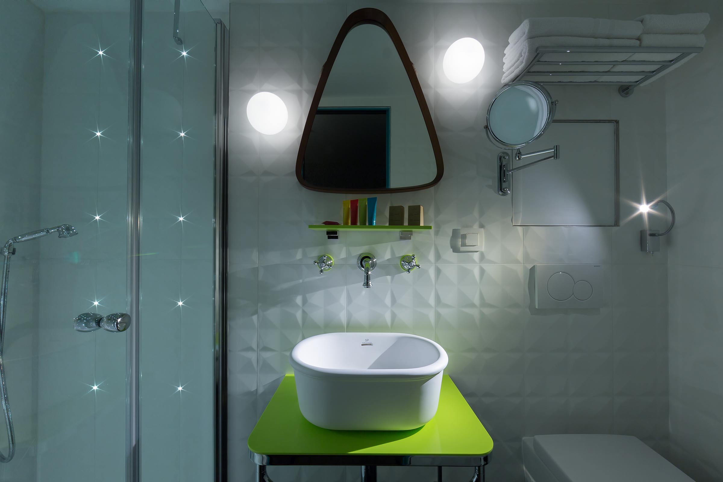 Photographie d'une salle d'eau dans un hôtel