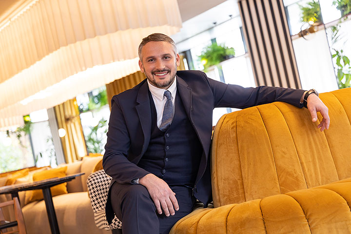 Portrait en situation dans un restaurant