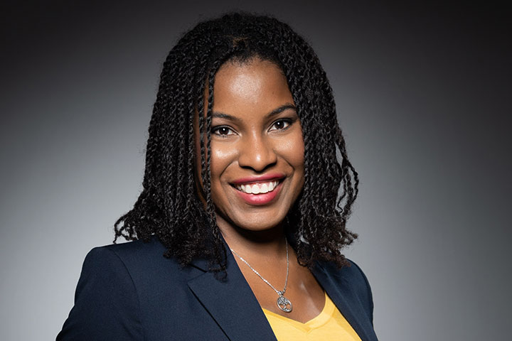 Portrait en studio d'une femme d'affaires